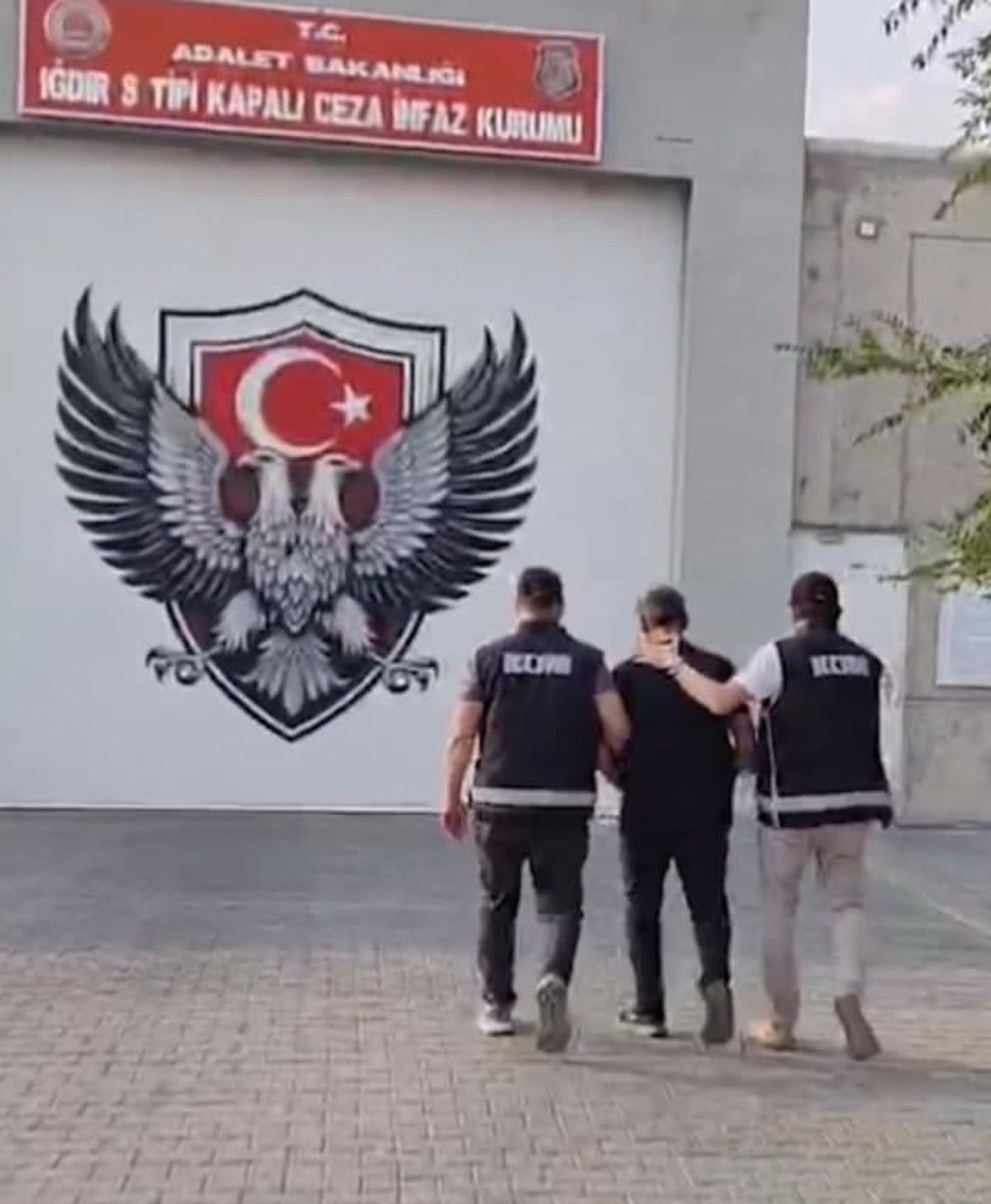 Kamuda iş vaadiyle 1,8 milyon lira dolandıran şüpheli tutuklandı