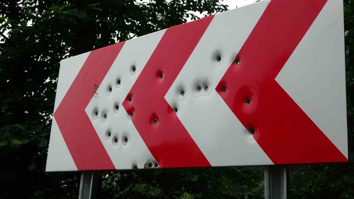 Karadeniz yaylalarında trafik levhaları kevgire döndü
