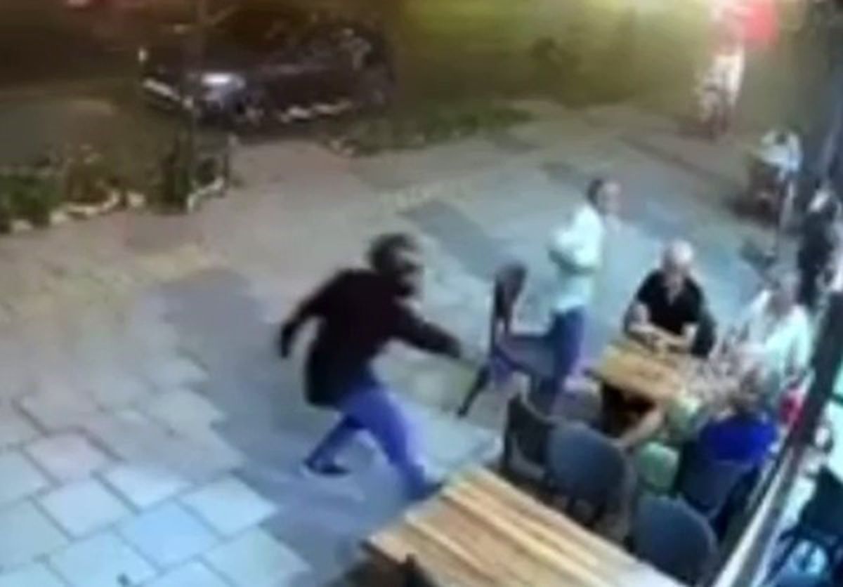 Kasklı şüpheli, tantunicide oturan şahsı vurdu