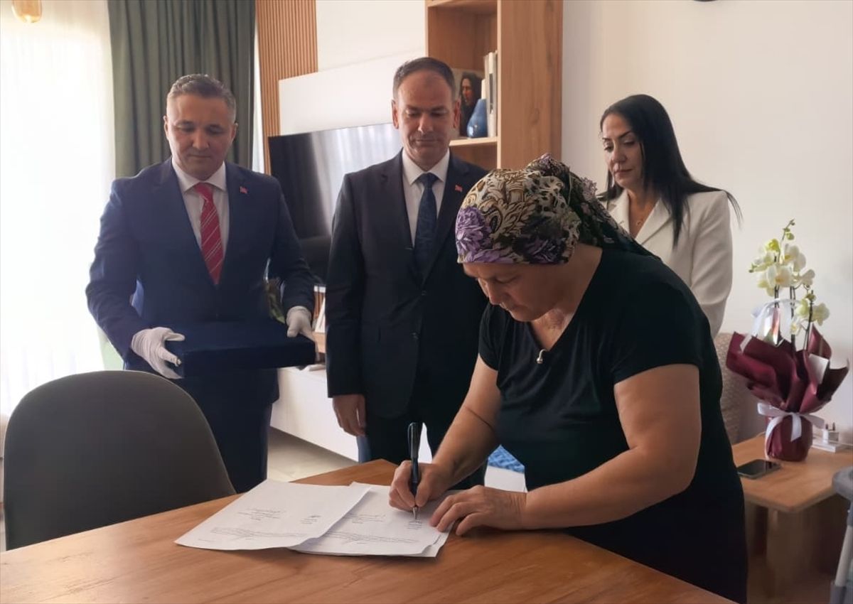 KKTC'de 36 yıldır sandıkta saklanan Türk bayrağı Türkiye'de onarılacak