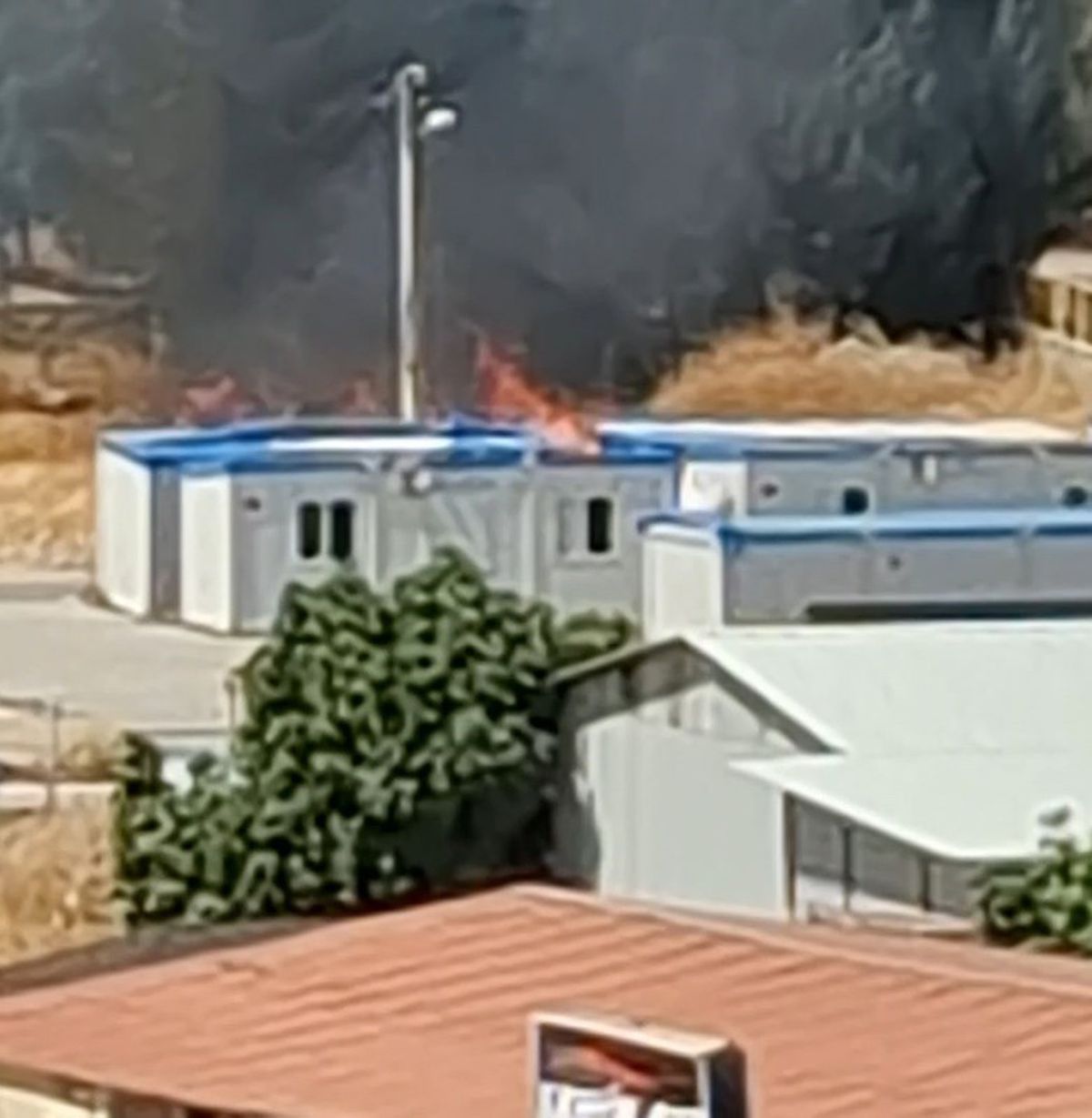 Kopan elektrik tellerinden çıkan kıvılcım yangına neden oldu