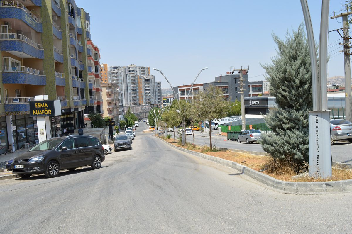 Mardin’de hava sıcaklığı 40 derecenin üzerine çıktı; cadde ve sokaklar boş kaldı
