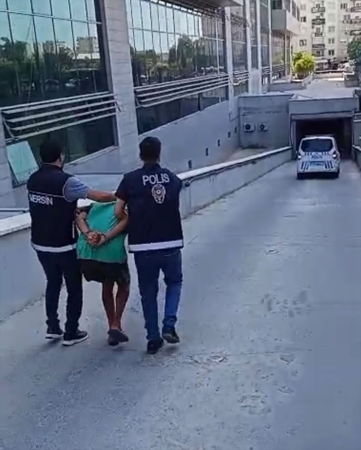 Mersin'de markette çocuğa şiddet uygulayan zanlı adliyede