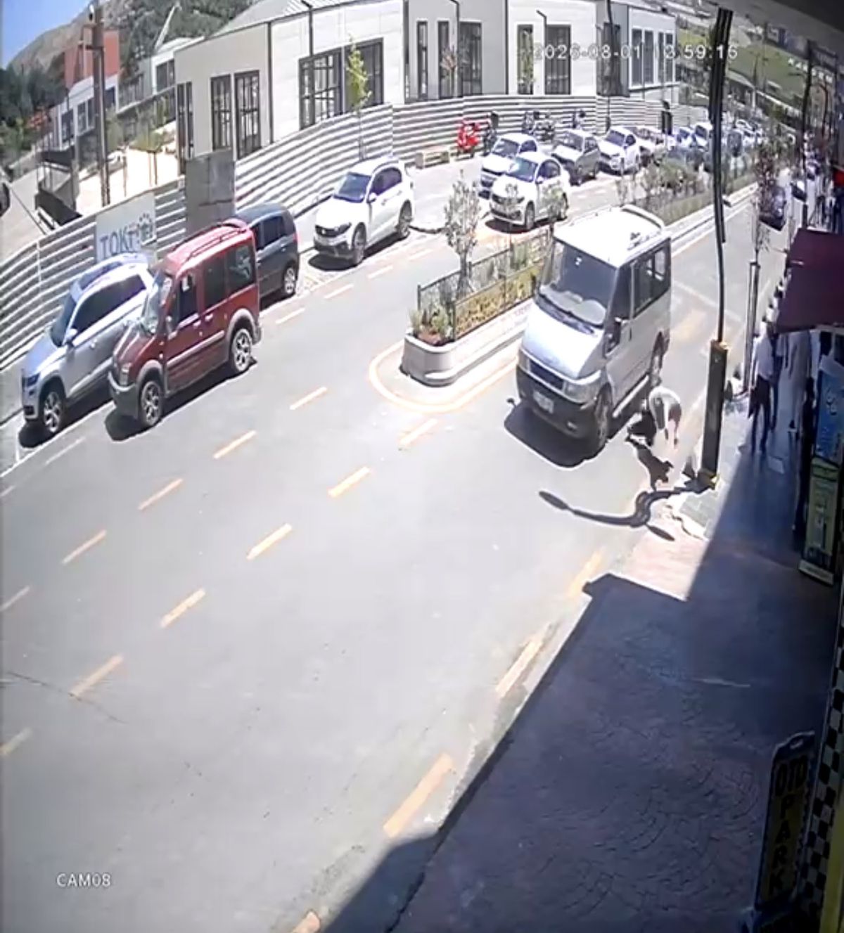 Minibüsün çarptığı yaya yaralandı; kaza kamerada