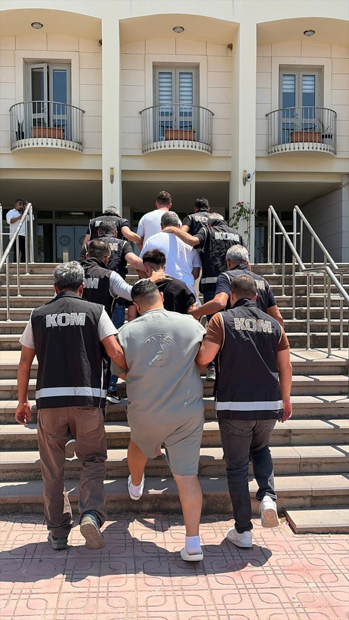 Muğla merkezli organize suç örgütü operasyonunda yakalanan 2 zanlı tutuklandı