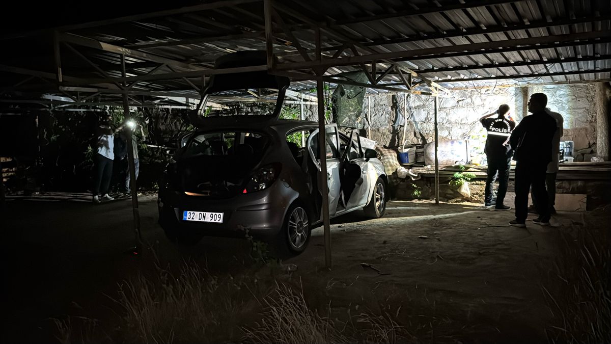 Otoparktaki otomobilde meydana gelen patlamada 2 kişi yaralandı