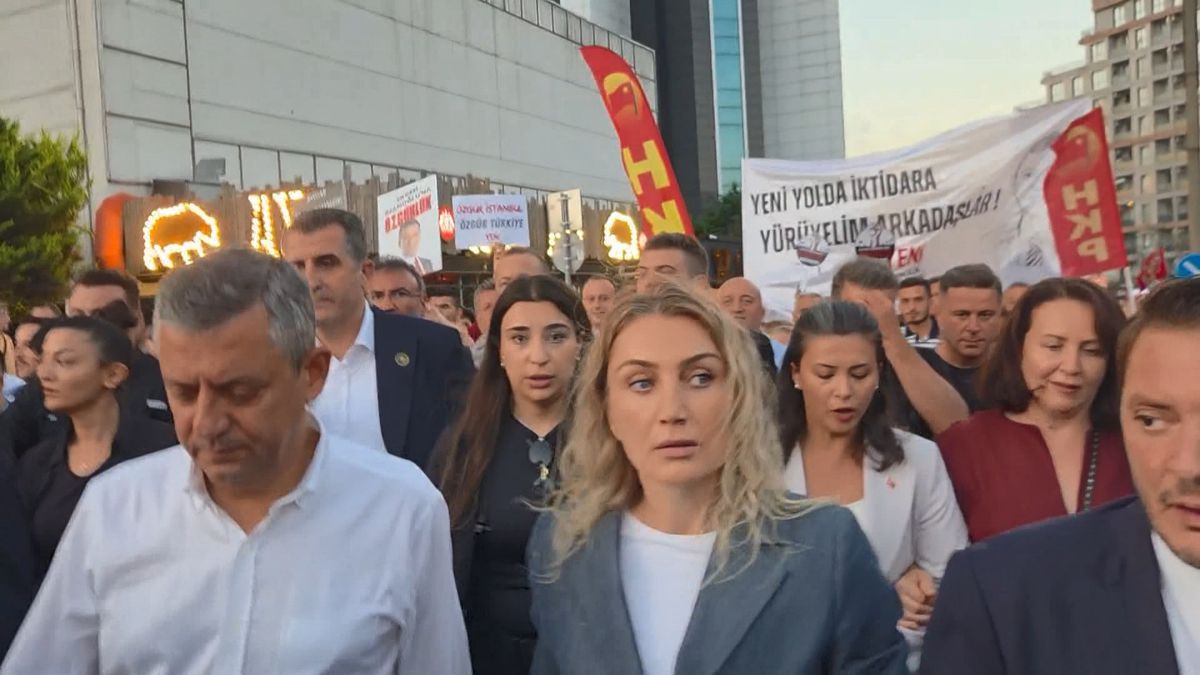 Özgür Özel, Beylikdüzü'nde yürüyüşe katıldı