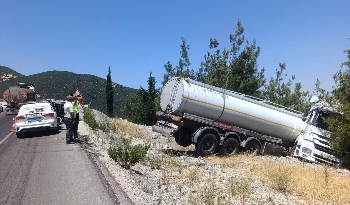 Şarampole devrilen tankerin şoförü yaralandı