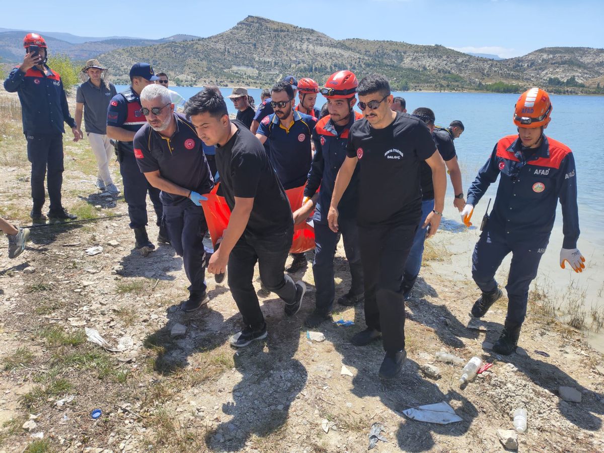 Sazlığa takılan balık yemleme botunu kurtarmaya çalışırken balçığa saplanıp öldü