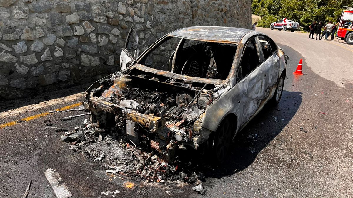 Sinop'ta seyir halindeyken yanan otomobil kullanılamaz hale geldi