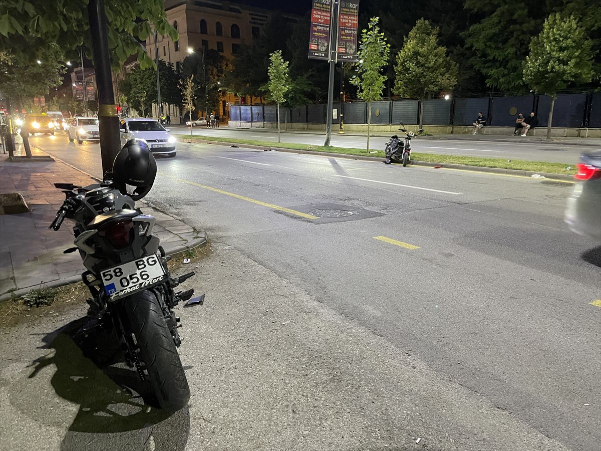 Sivas'ta motosiklet ile elektrikli bisikletin çarpıştığı kazada 2 kişi yaralandı