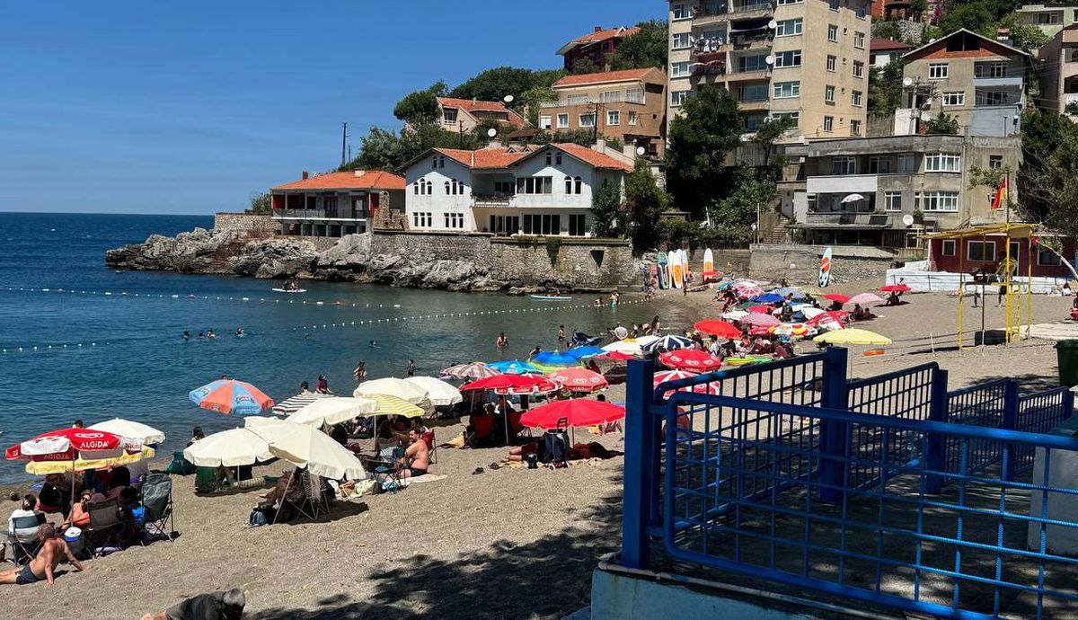 Soğuk olmasına aldırış etmeden denize girdiler