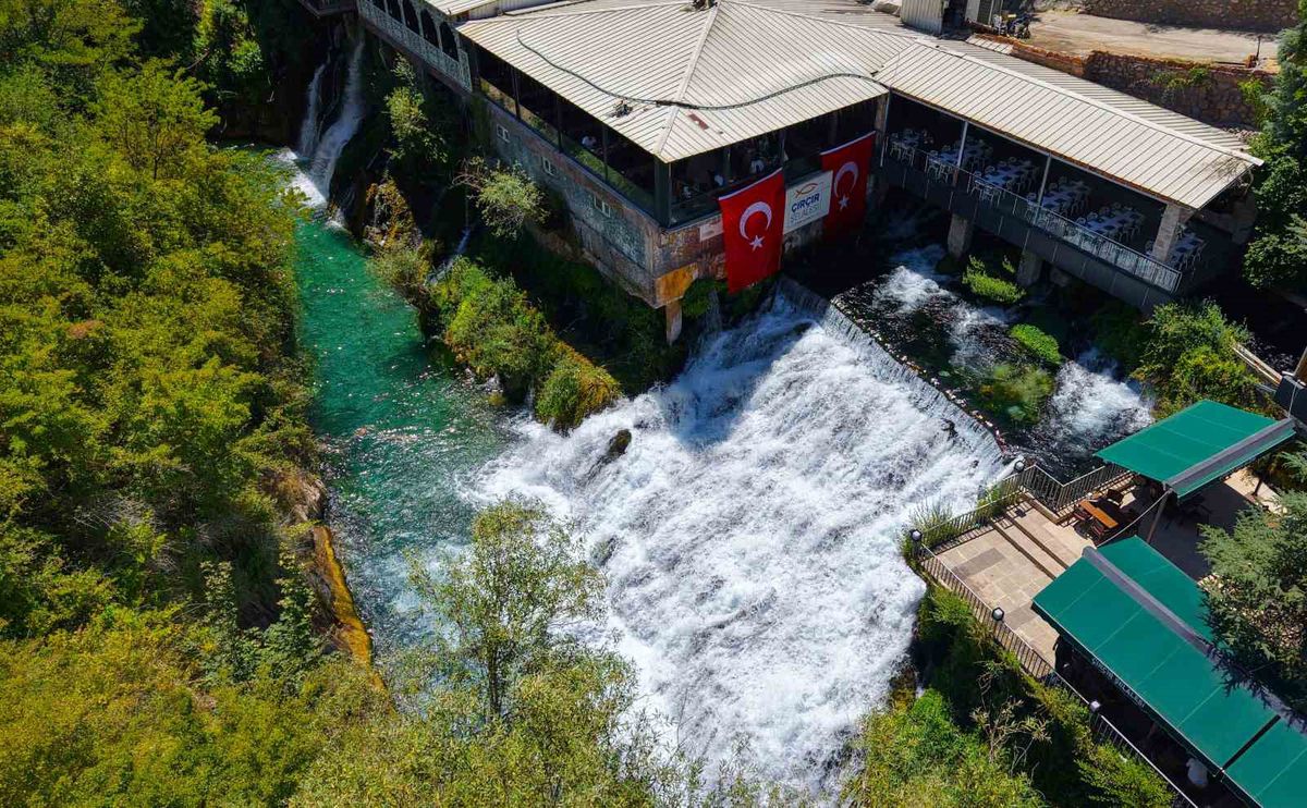Yıllık yaklaşık 400 bin ziyaretçi ağırlayan Çırçır Şelalesi turkuaz rengiyle dikkat çekiyor