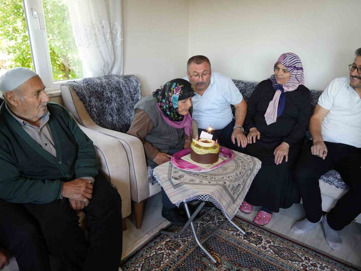 100 yaşına giren Atiye nineye, davullu zurnalı doğumgünü kutlaması