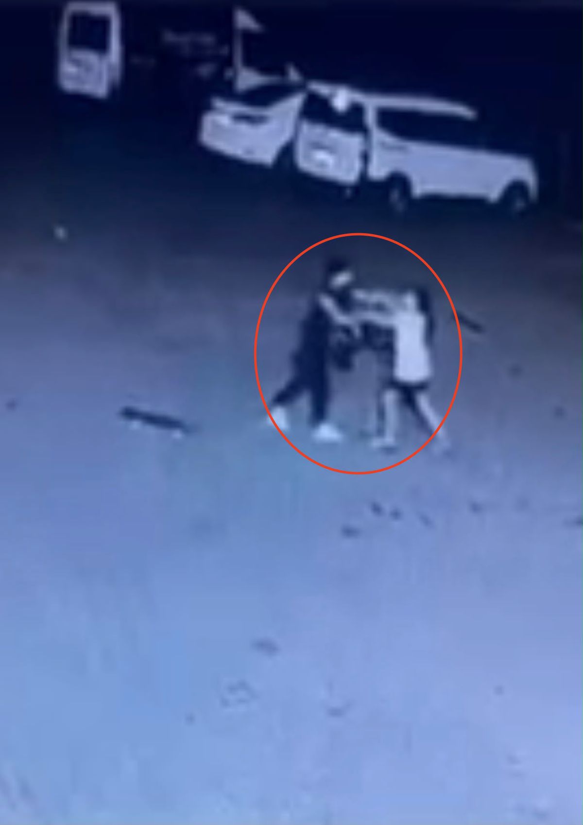 11 yaşındaki çocuğu site bahçesinde darbetti; olay kamerada