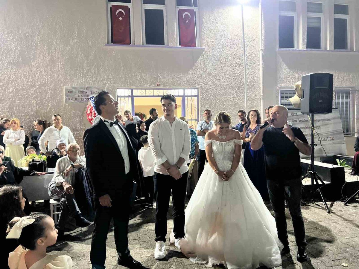 25 yıllık evliliklerini hayallerindeki düğünle taçlandırdılar