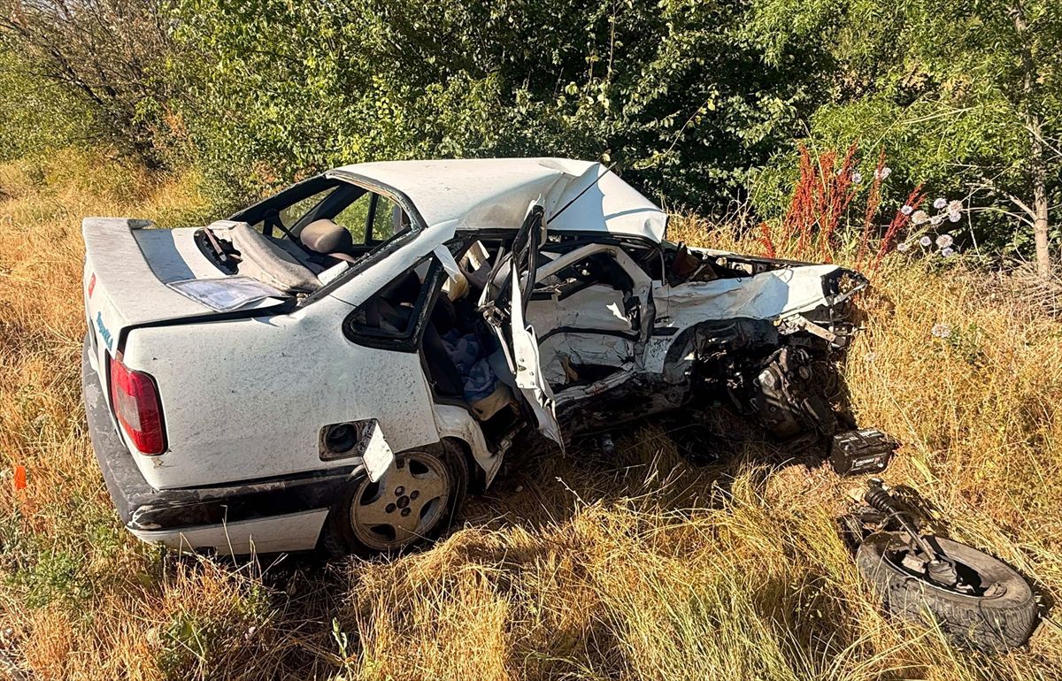 Afyonkarahisar'da iki otomobilin çarpışması sonucu bir kişi öldü, 4 kişi yaralandı