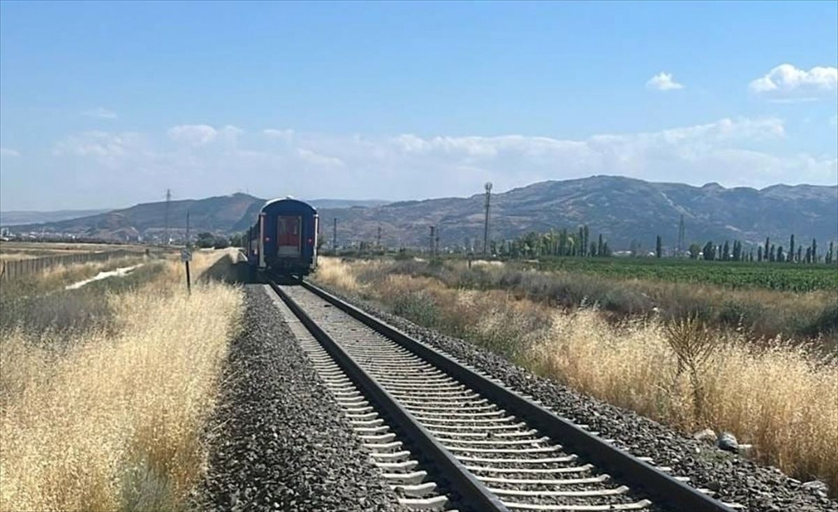 Afyonkarahisar'da trenin çarptığı tarım aracındaki 1 kişi öldü, 2 kişi yaralandı