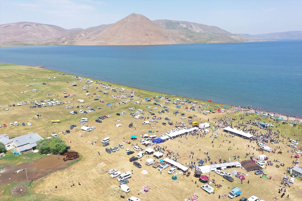 Ağrı'nın doğa harikası Balık Gölü'nde binlerce kişinin katılımıyla şenlik yapıldı