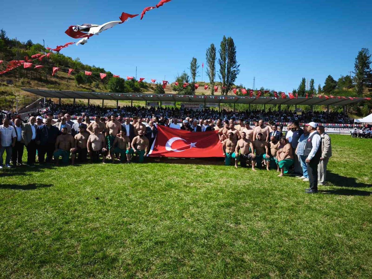 Ahmet Ayık anısına düzenlenen Karakucak Güreşleri nefes kesti