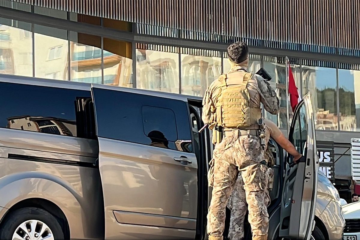 Gebze’de kaçmak isterken merdivenden düşen şüpheli yakalandı
