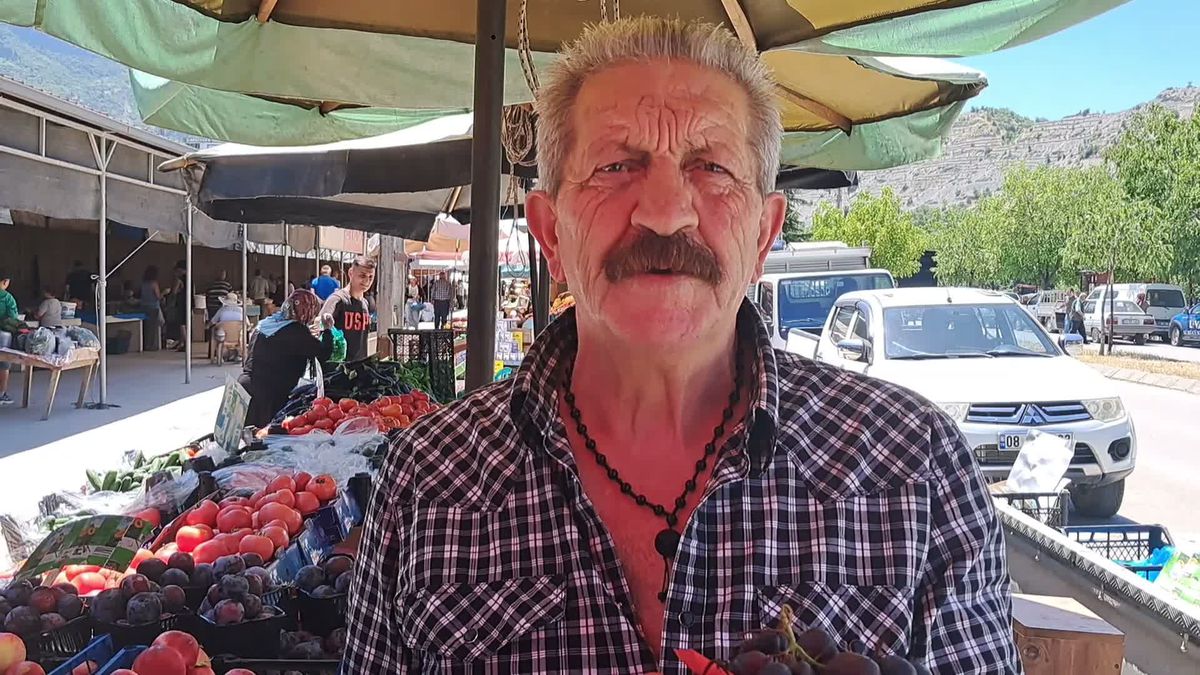 Ardanuç'ta pazarda alışveriş yapan emekli: 'Artık yemeğe soğan bile katamıyoruz'