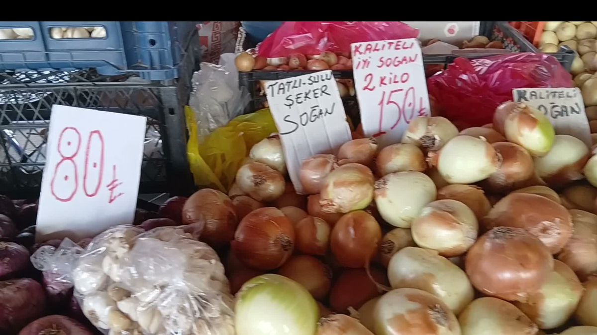 Aydınlı pazarcıya göre bu yıl ekimin azlığı ve nakliye maliyetleri soğan fiyatlarını artırdı