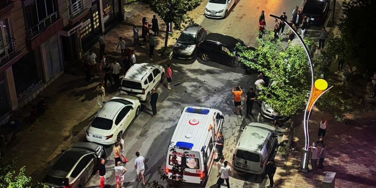 Bafra’da kontrolden çıkan otomobil park halindeki 6 araca çarptı