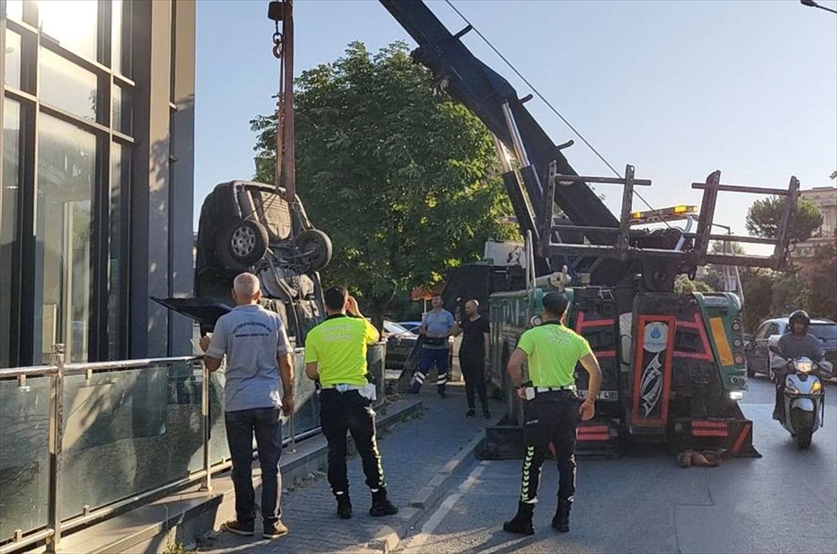 Bakırköy'de çarpışan otomobillerden birinin apartman boşluğuna düştüğü kazada 2 kişi yaralandı