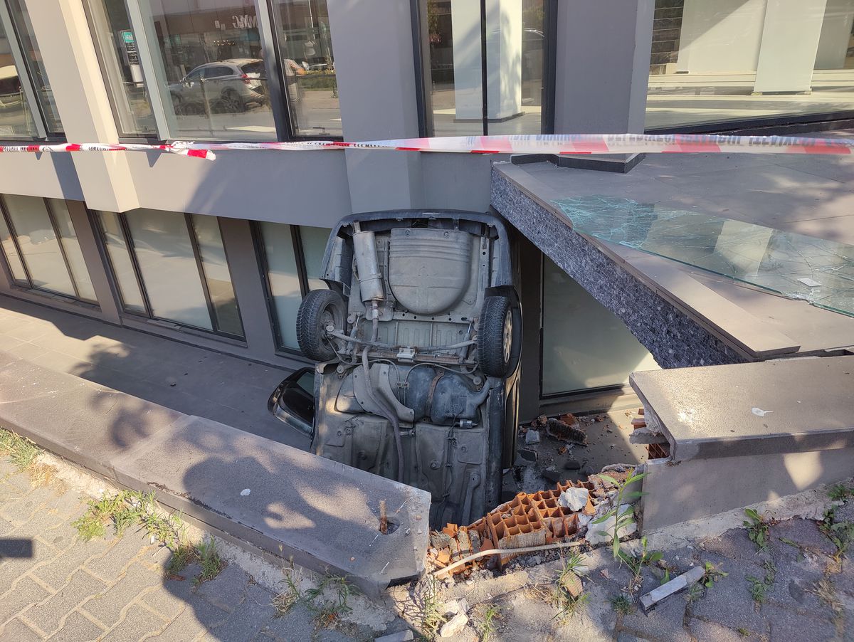Bakırköy'de otomobil apartman boşluğuna düştü: 2 yaralı
