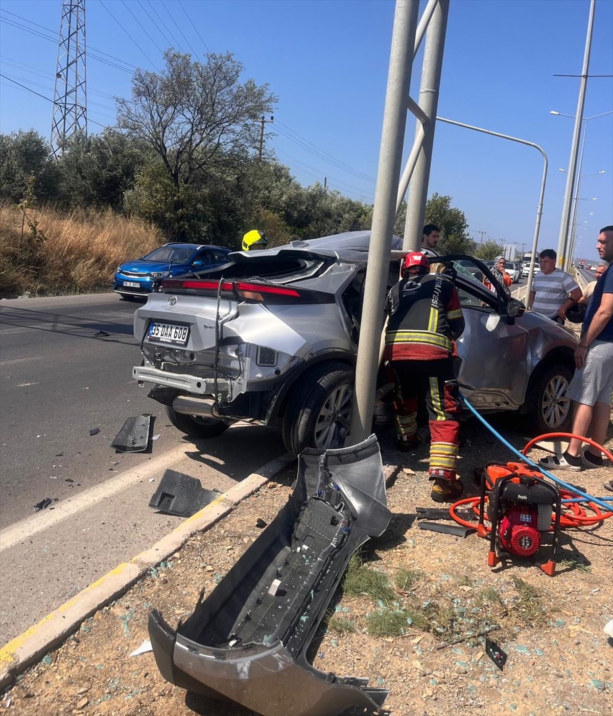 Balıkesir'de kamyon ile otomobilin çarpışması sonucu 1 kişi öldü, 2 kişi yaralandı