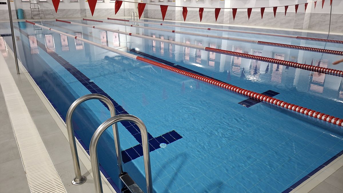 Beypazarı'nda yarı olimpik yüzme havuzu haftanın 6 günü hizmet veriyor