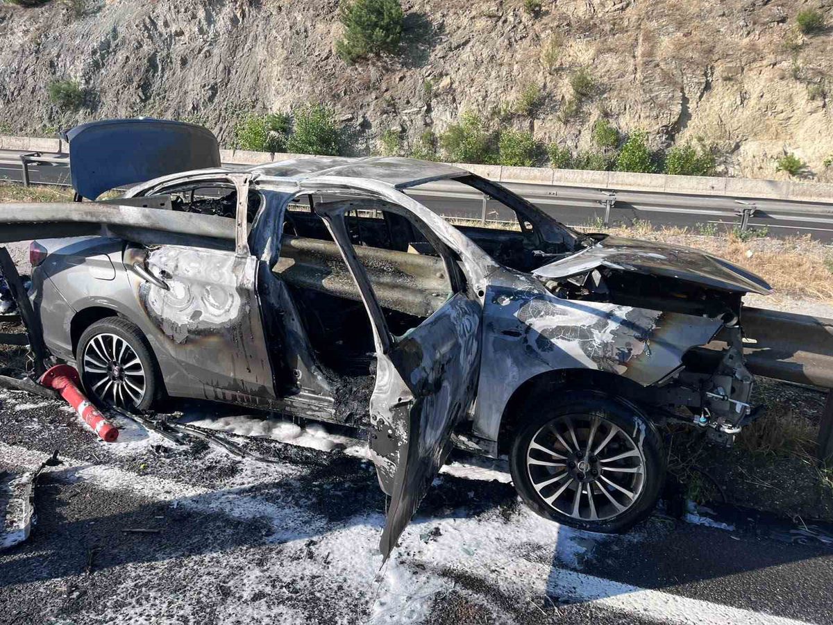 Bilecik’te otomobil bariyere çarpıp alev aldı: 3 astsubay yaralandı