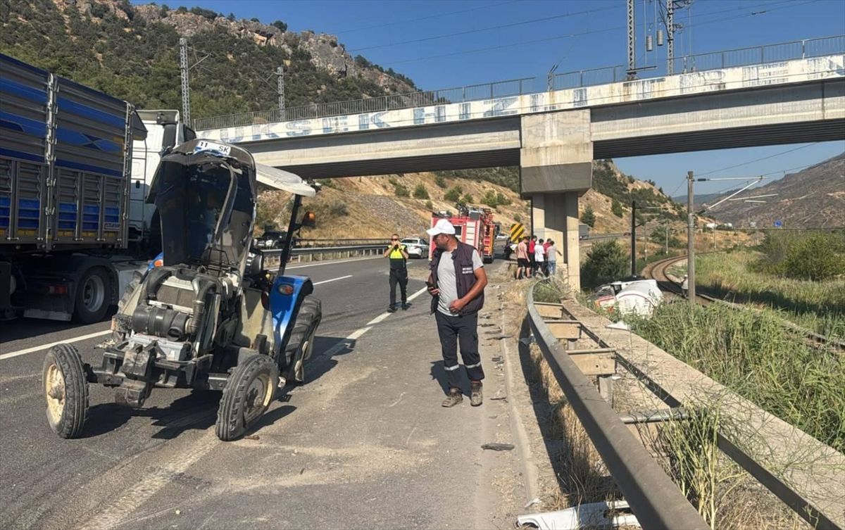 Bilecik'te tırın traktöre çarptığı kazada 2 kişi yaralandı