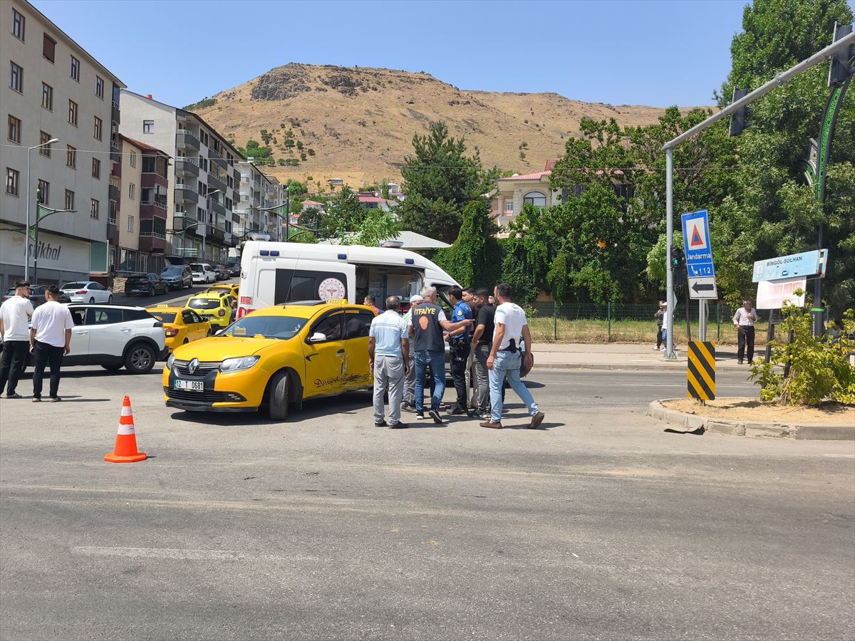 Bingöl'de taksi ile otomobilin çarpıştığı kazada 1 kişi yaralandı