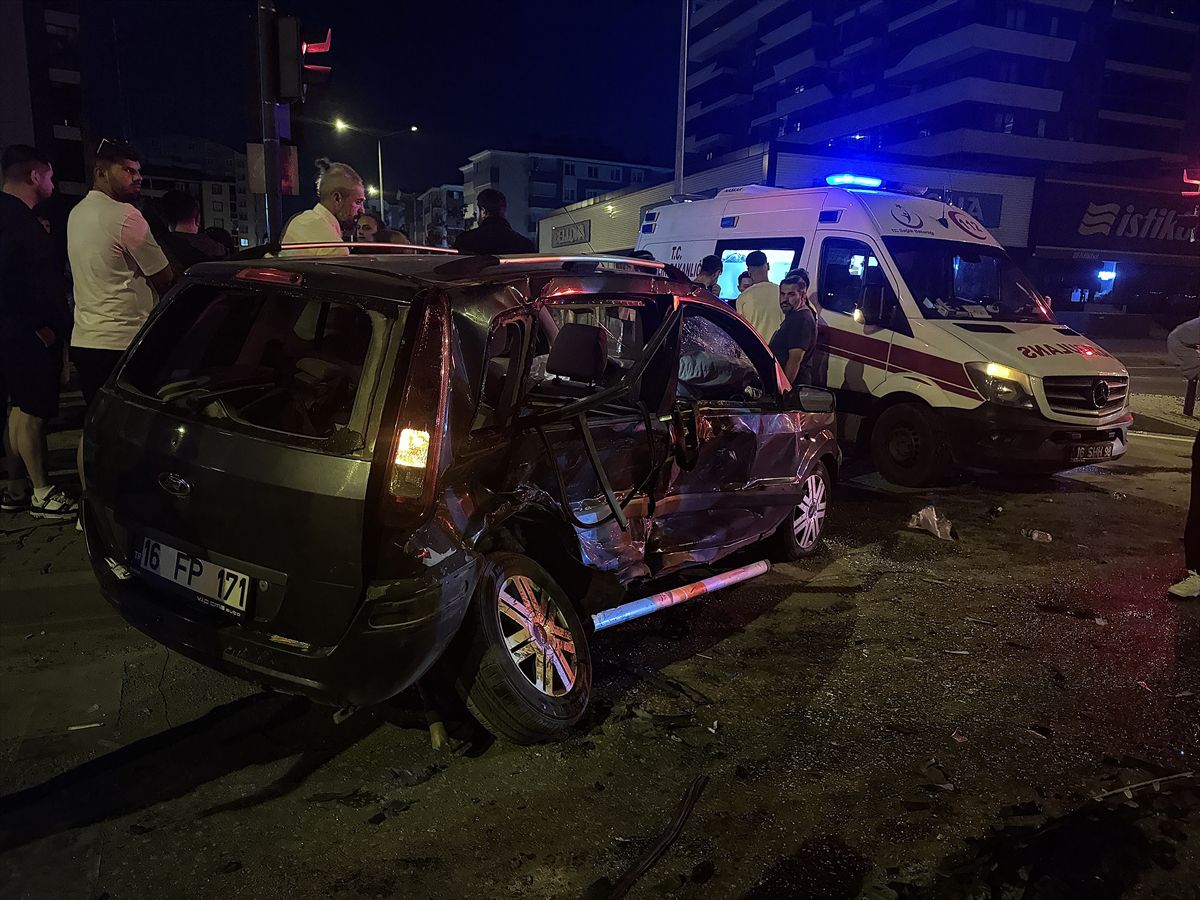 Bursa'da iki otomobilin çarpıştığı kazada 7 kişi yaralandı