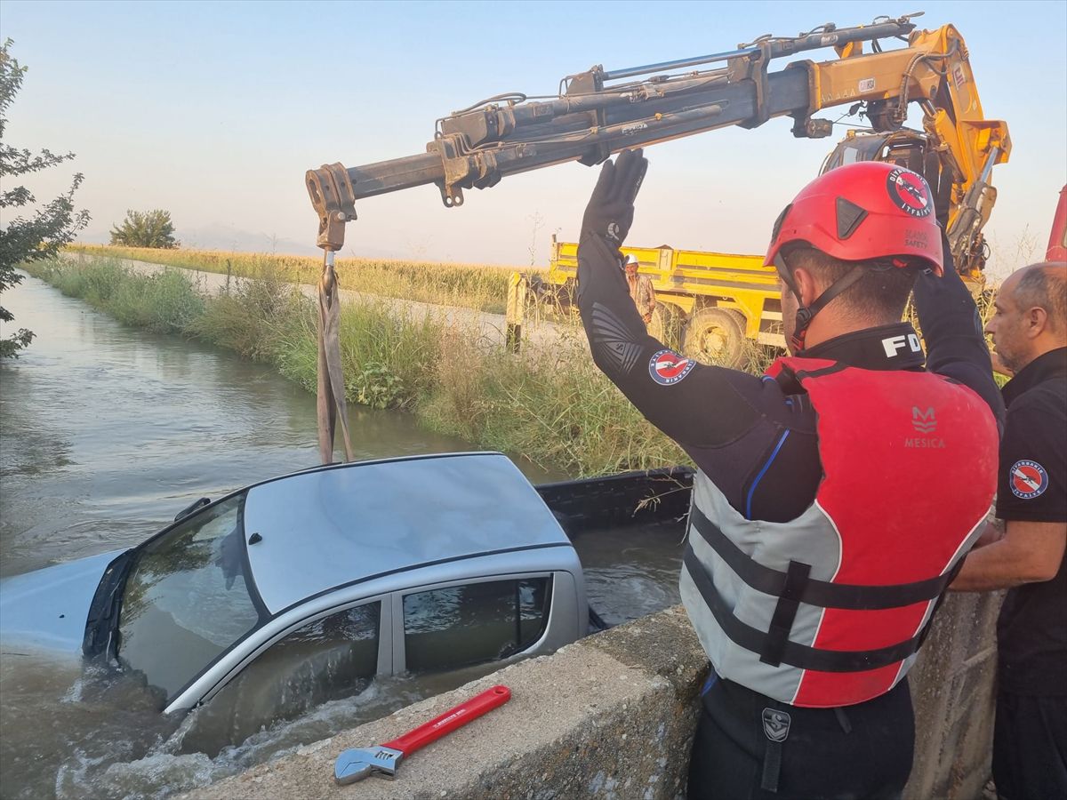 Diyarbakır'da su kanalına düşen pikabın sürücüsü yaralandı