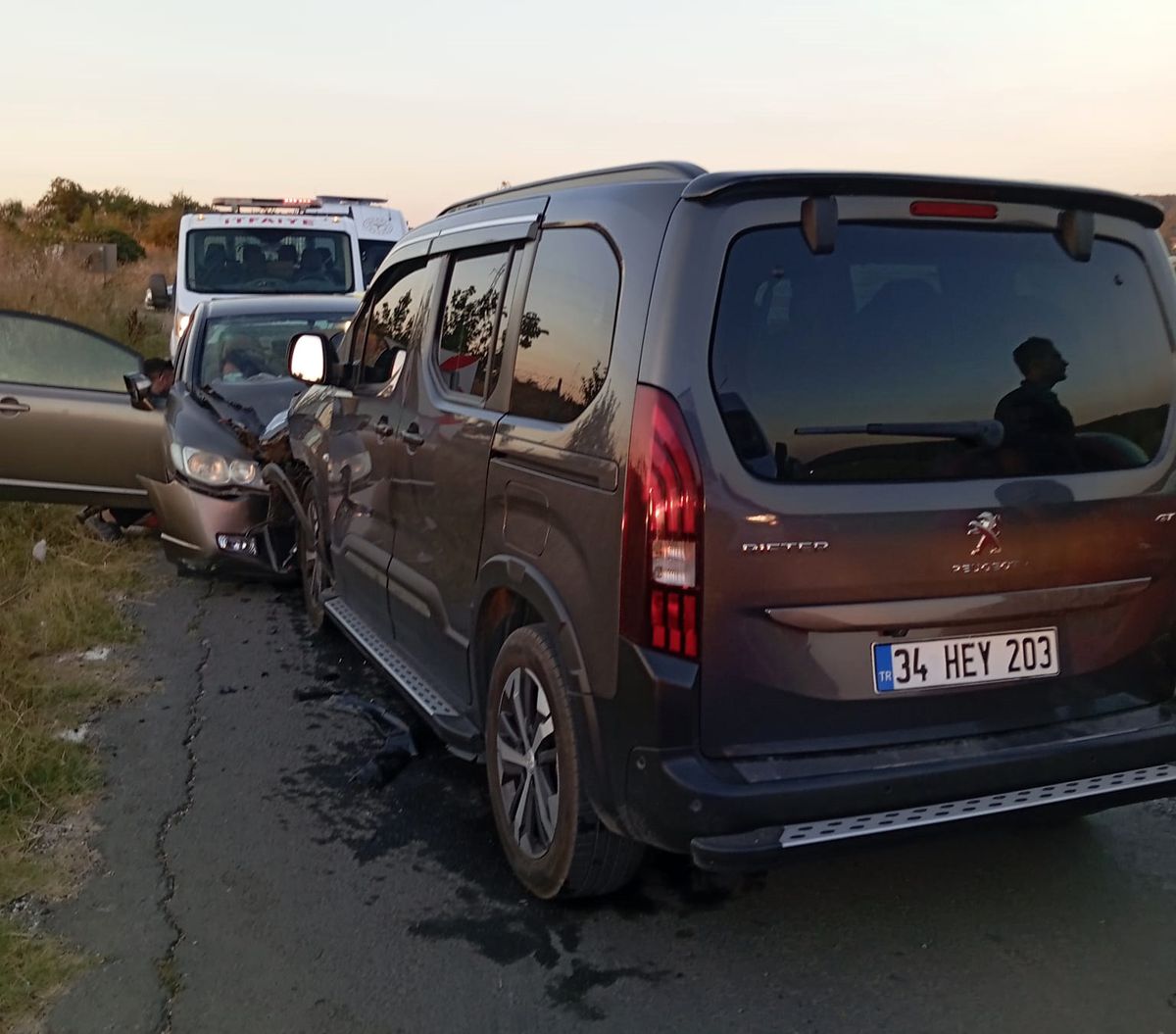 Edirne’de otomobil ile hafif ticari araç kafa kafaya çarpıştı: 2 yaralı