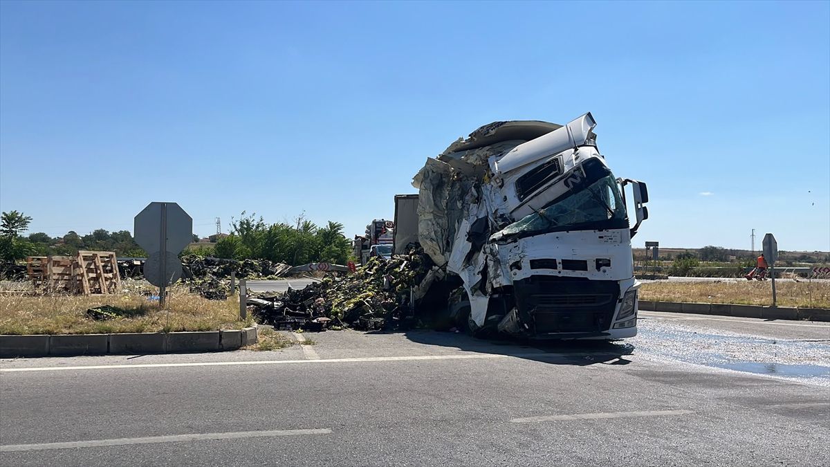 Edirne'de tırın devrilmesi sonucu yol ulaşıma kapandı