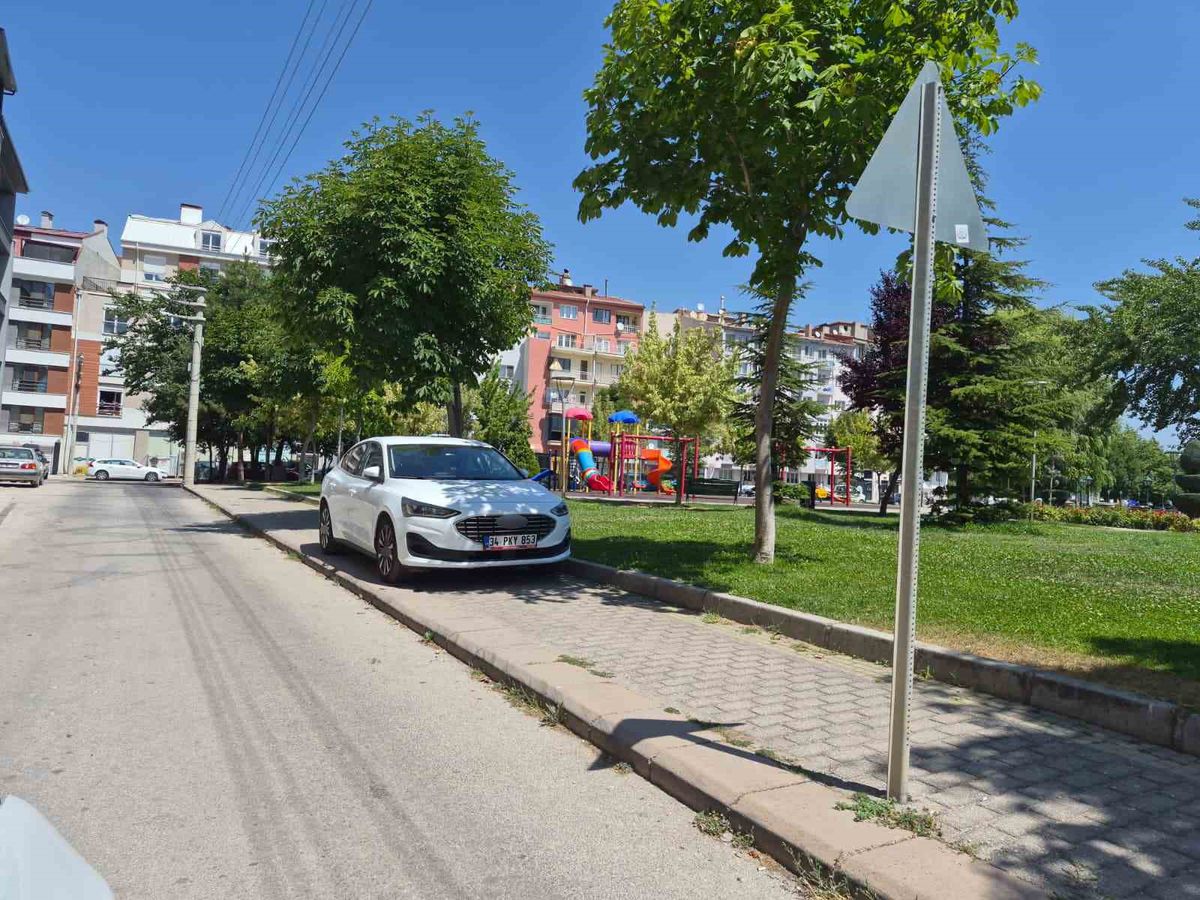 Eskişehir’de kaldırıma park eden sürücü yayaları hiçe saydı