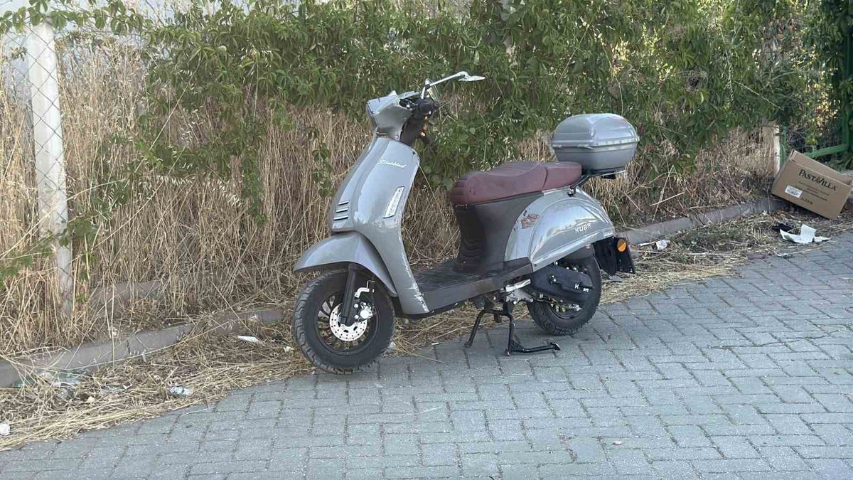 Eskişehir’de kontrolden çıkan motosiklet tramvay durağına daldı: 1 yaralı