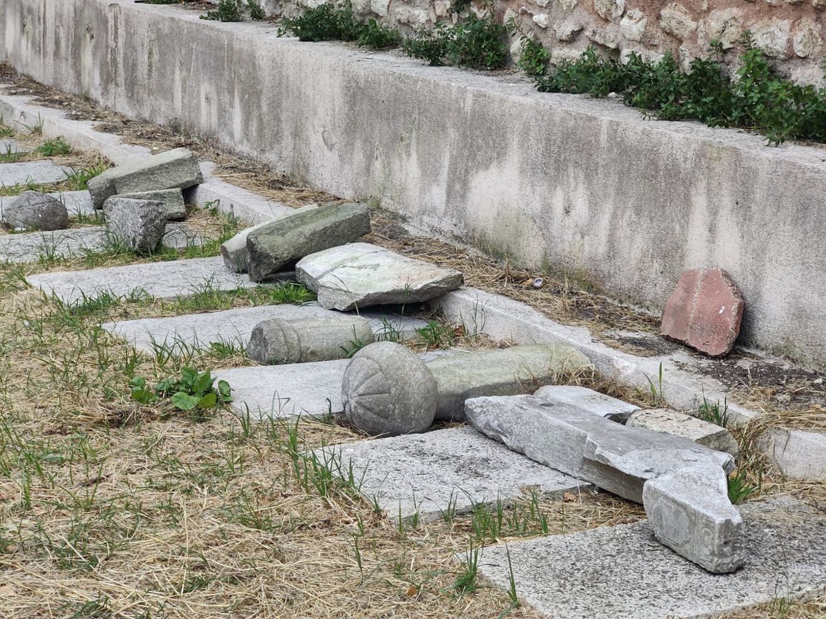 Fatih'te tarihi Haydarhane Camii'nin haziresindeki mezar taşlarına zarar veren şüpheli kaçtı