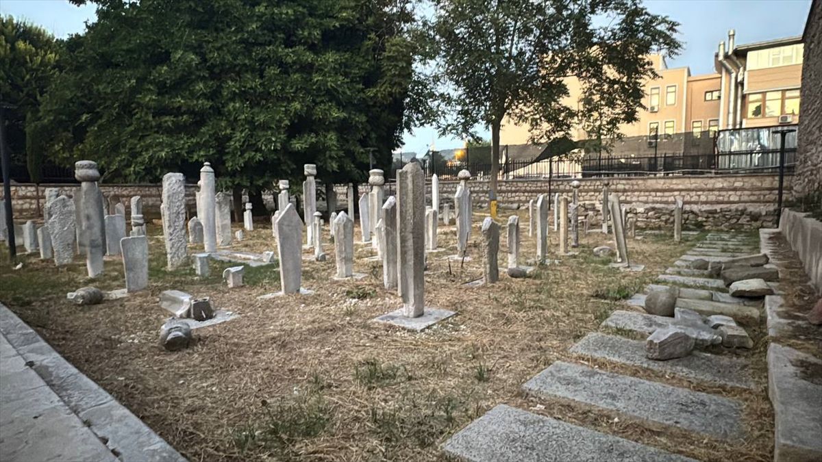 Fatih'teki tarihi hazirede 7 mezar taşı tahrip edildi