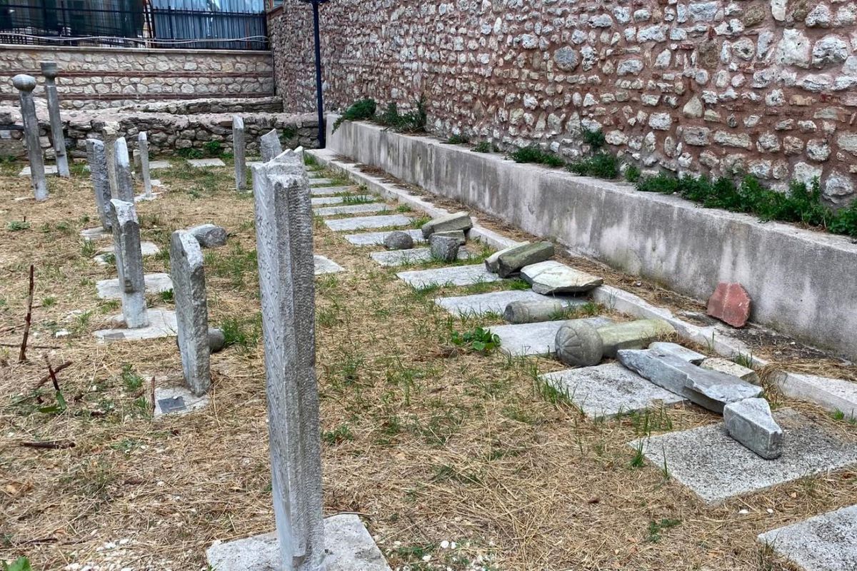 Bu neyin düşmanlığı! Tarihi hazirede 7 mezar taşını kırıp kaçtı