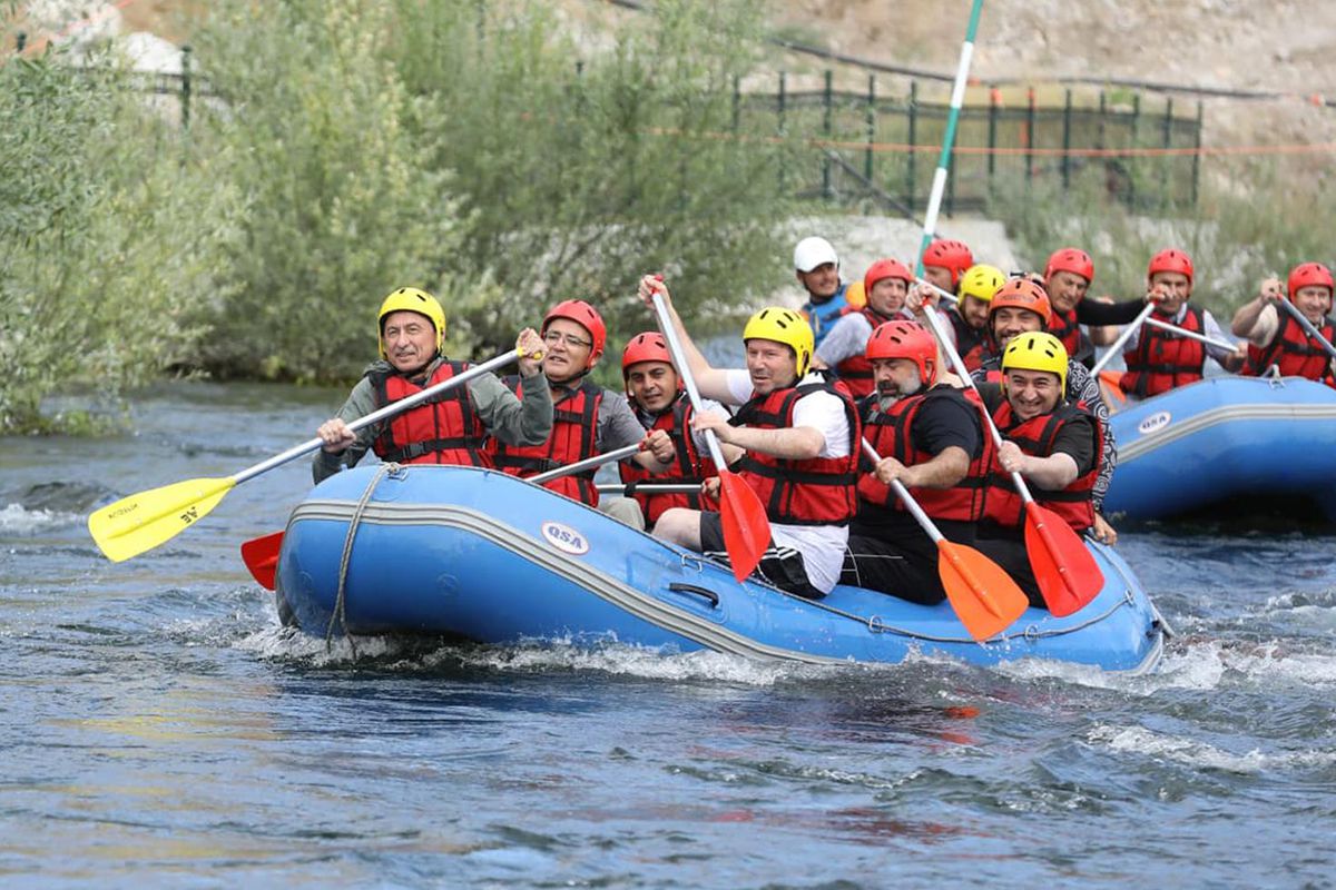 Fuat Oktay, Çekerek'te şampiyon sporcularla buluşarak rafting yaptı