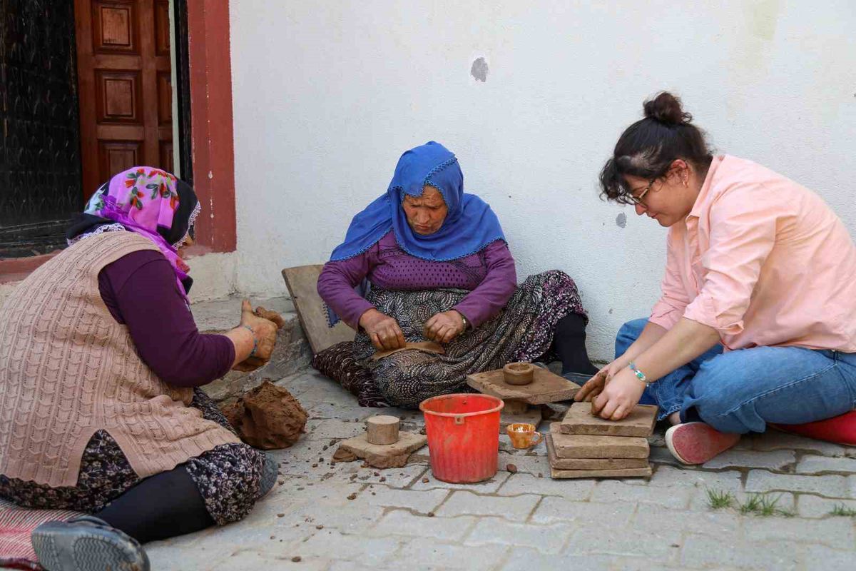 Gümüşhane’de 70 yaşındaki çömlek ustalarının emeği seramik sanatına ilham oldu