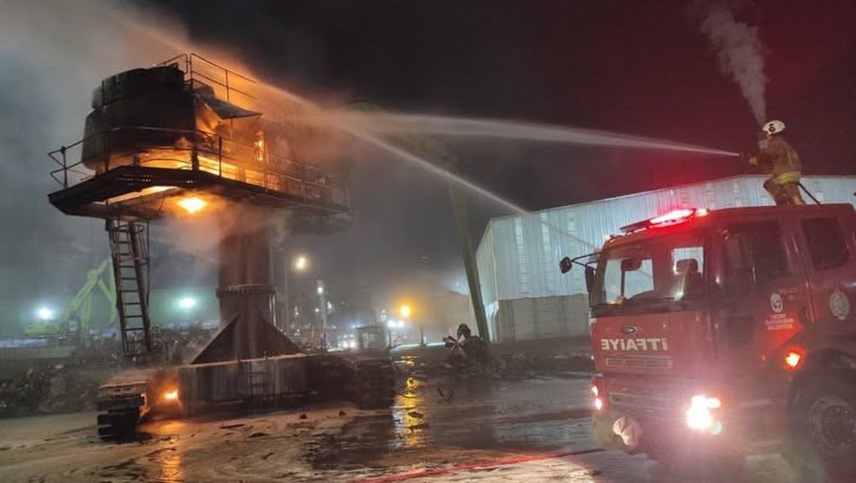 İskenderun’da vinç alevlere teslim oldu