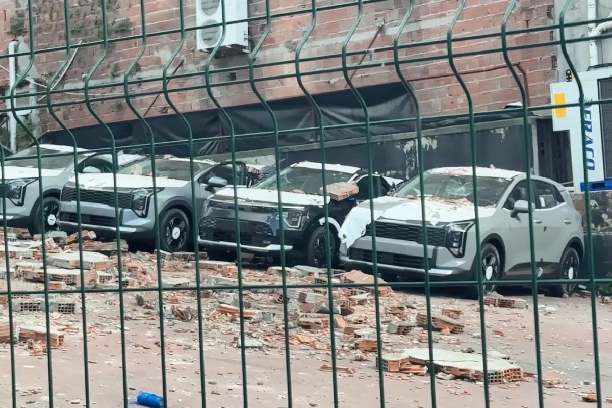 Kağıthane’de otoparka duvar çöktü: 12 sıfır araçta milyonlarca liralık hasar oluştu