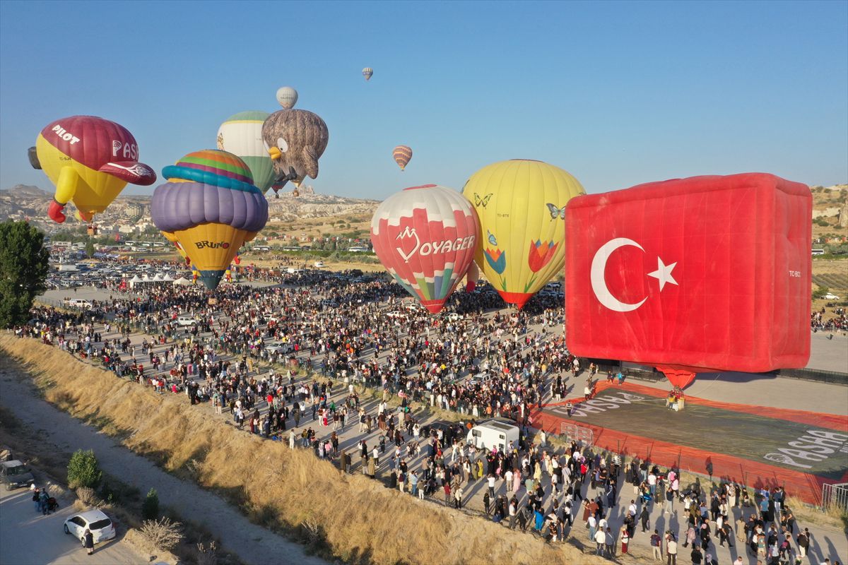 Kapadokya Balon Festivali, figürlü balonların gösteri uçuşuyla sona erdi