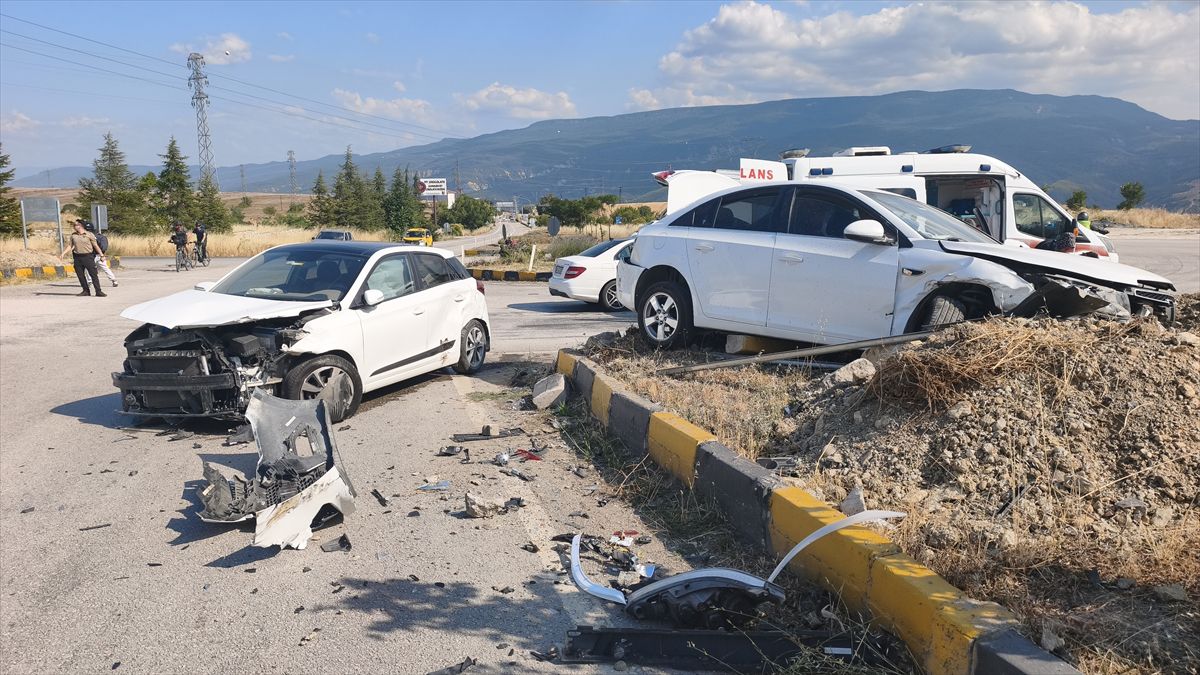 Karabük'te iki otomobilin çarpıştığı kazada 7 kişi yaralandı